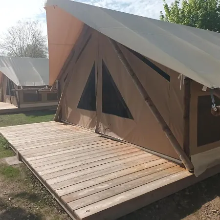 Tente Pour 5 Personnes En Bordure De La Riviere Allier Au Sein D'un Petit