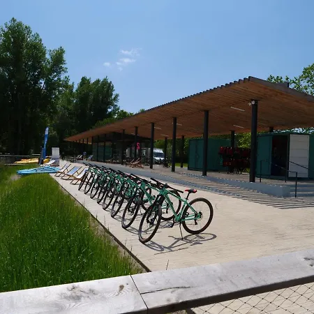 Tente Pour 5 Personnes En Bordure De La Riviere Allier Au Sein D'un Petit