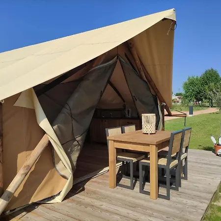 Campsite Tente Pour 5 Personnes En Bordure De La Riviere Allier Au Sein D'un Petit Saint-Yorre