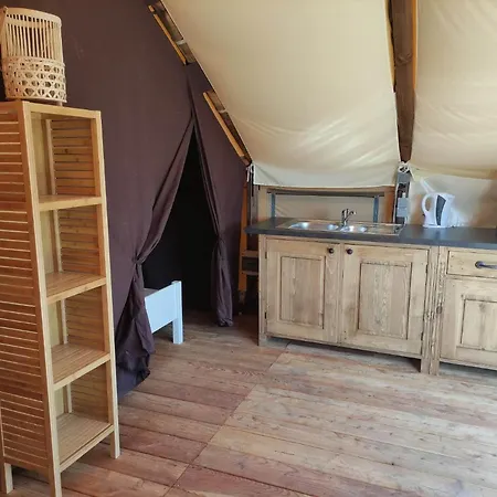 Tente Pour 5 Personnes En Bordure De La Riviere Allier Au Sein D'un Petit Campsite *