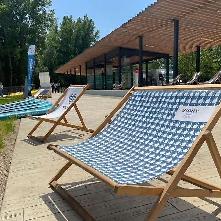 Tente Pour 5 Personnes En Bordure De La Riviere Allier Au Sein D'un Petit Saint-Yorre