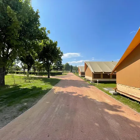 Campsite Tente Pour 5 Personnes En Bordure De La Riviere Allier Au Sein D'un Petit *