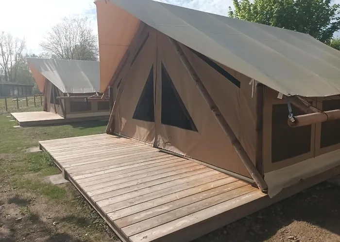 Tente Pour 5 Personnes En Bordure De La Riviere Allier Au Sein D'un Petit