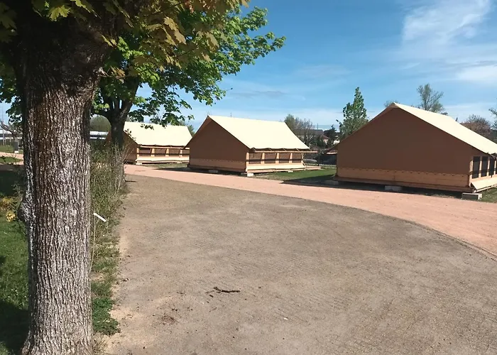 Tente Pour 5 Personnes En Bordure De La Riviere Allier Au Sein D'un Petit