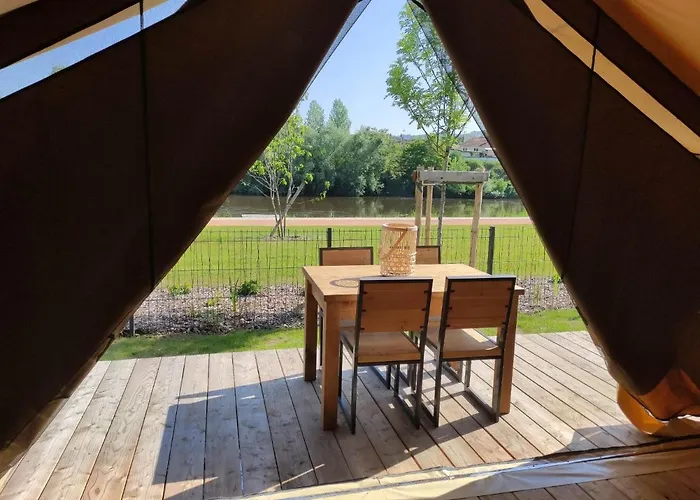 Tente Pour 5 Personnes En Bordure De La Riviere Allier Au Sein D'un Petit *