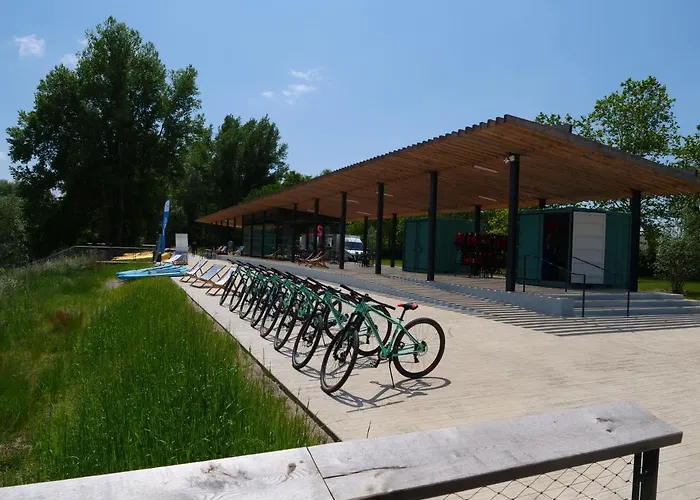 Tente Pour 5 Personnes En Bordure De La Riviere Allier Au Sein D'un Petit