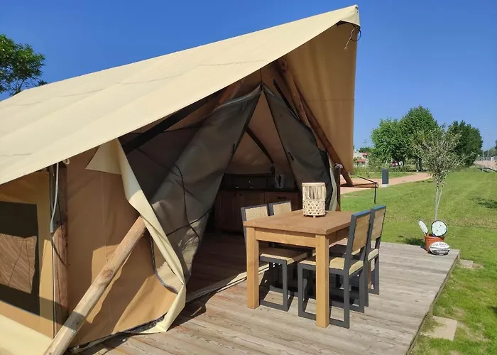 Campsite Tente Pour 5 Personnes En Bordure De La Riviere Allier Au Sein D'un Petit Saint-Yorre