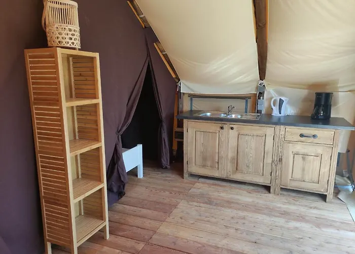 Tente Pour 5 Personnes En Bordure De La Riviere Allier Au Sein D'un Petit Campsite *