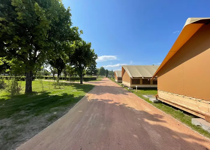 Campsite Tente Pour 5 Personnes En Bordure De La Riviere Allier Au Sein D'un Petit *
