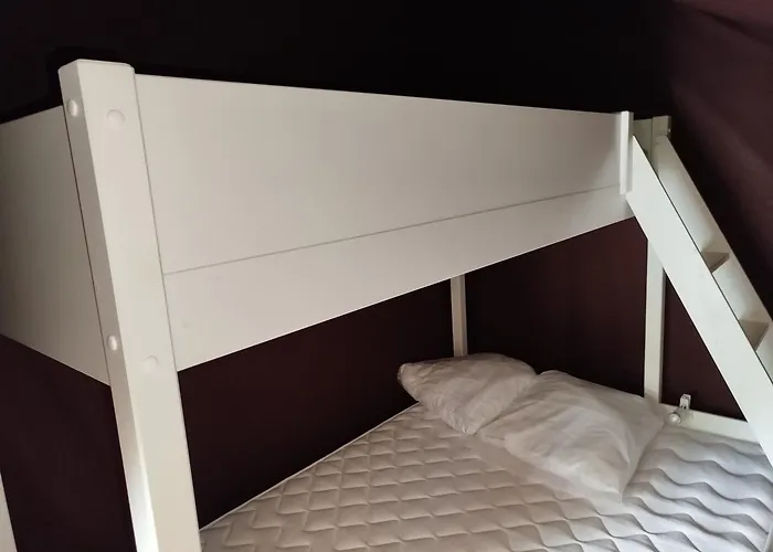 Tente Pour 5 Personnes En Bordure De La Riviere Allier Au Sein D'un Petit *