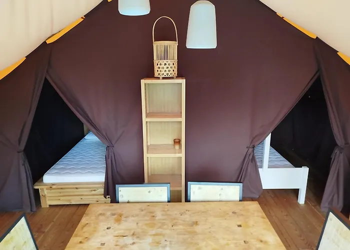 Tente Pour 5 Personnes En Bordure De La Riviere Allier Au Sein D'un Petit Campsite